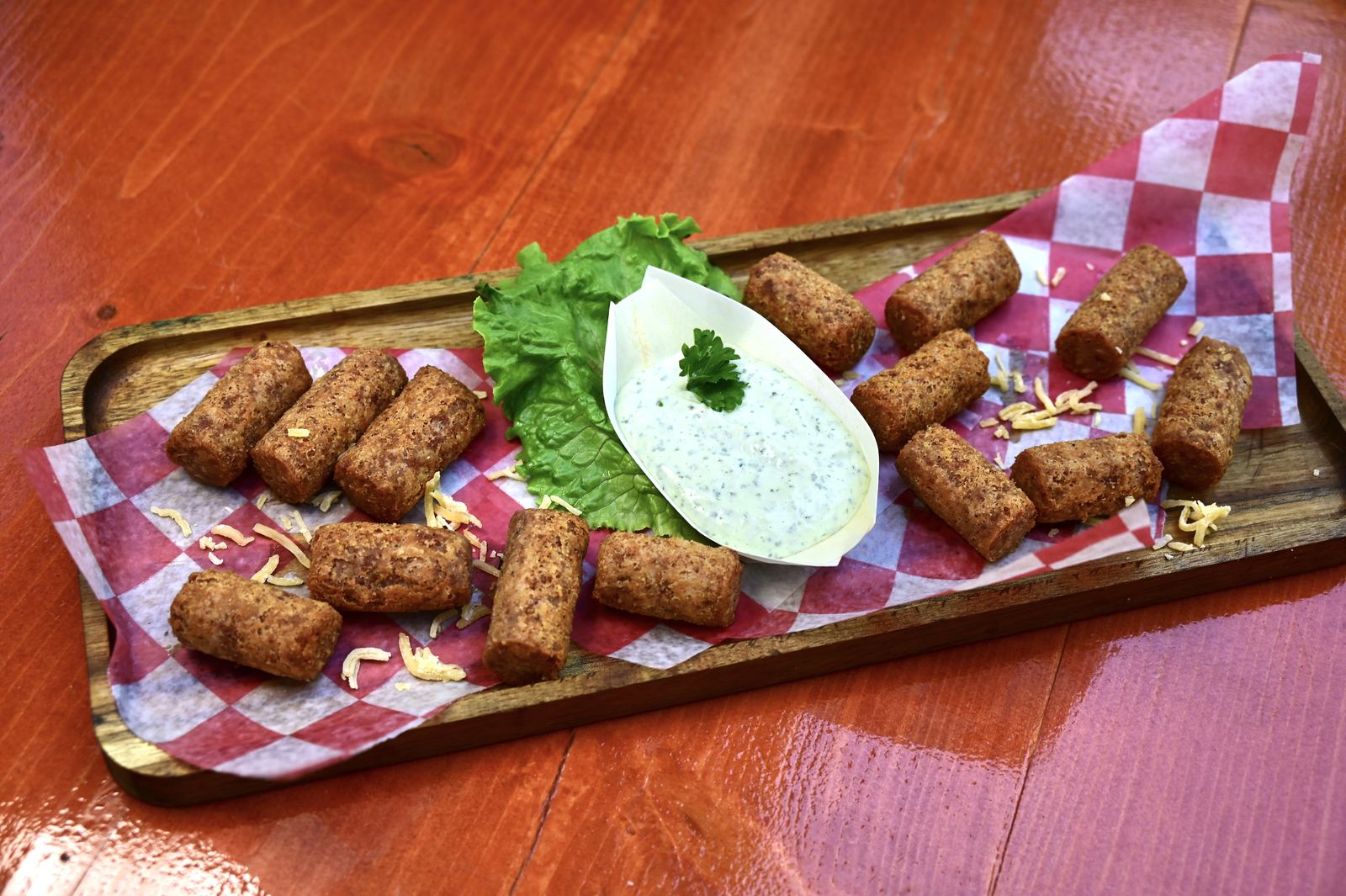 Croquetas caseras de El Pirata Ranch con salsa de la casa