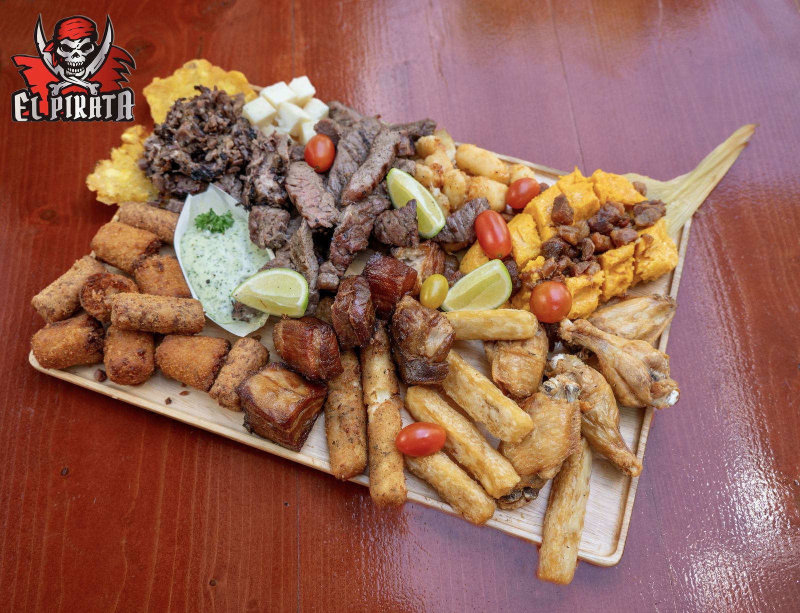 Picadera completa de El Pirata Ranch: carnes, yuca, croquetas y tamal