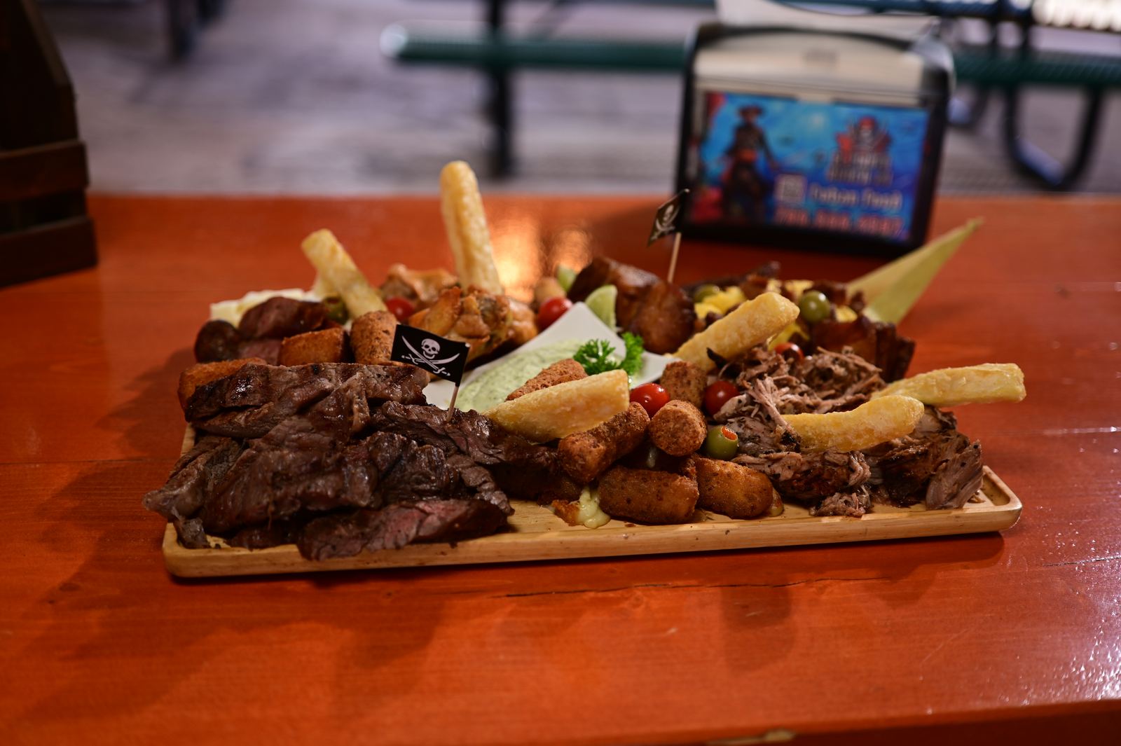 Tabla de picadera servida en la mesa del ranch